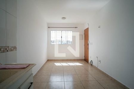 Sala/cozinha
 de apartamento para alugar com 2 quartos, 42m² em Parque Cisper, São Paulo