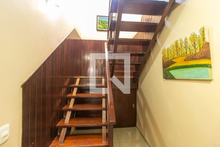 Escada de casa de condomínio para alugar com 4 quartos, 417m² em Campo Grande, Rio de Janeiro