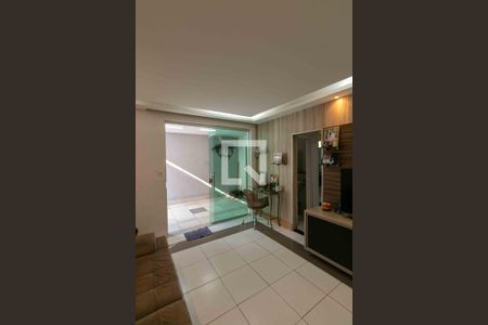 Sala de casa à venda com 3 quartos, 106m² em Venda Nova, Belo Horizonte