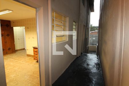 Corredor de casa para alugar com 2 quartos, 140m² em Vila Ema, São Paulo