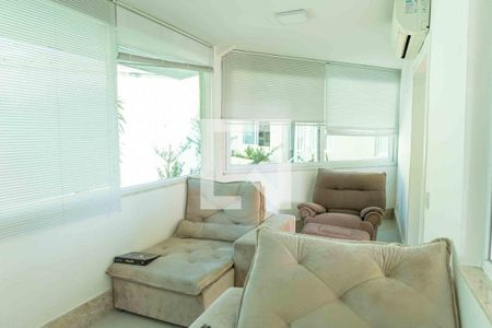 Sala de TV de casa de condomínio à venda com 4 quartos, 400m² em Itaipu, 