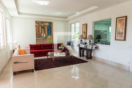 Sala de casa de condomínio à venda com 4 quartos, 400m² em Itaipu, 