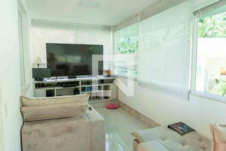 Sala de TV de casa de condomínio à venda com 4 quartos, 400m² em Itaipu, 