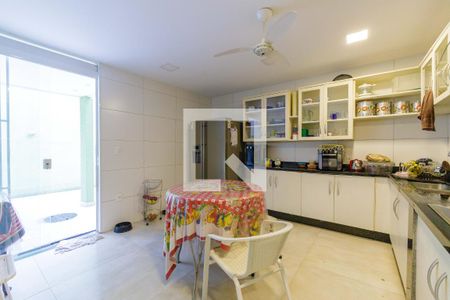 Casa de condomínio à venda com 445m², 7 quartos e 3 vagas Casa de condomínio à venda com 445m², 7 quartos e 3 vagasCozinha