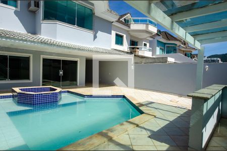 Casa de condomínio à venda com 600m², 6 quartos e 3 vagas Casa de condomínio à venda com 600m², 6 quartos e 3 vagasVaranda