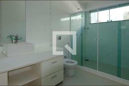 Casa de condomínio à venda com 600m², 6 quartos e 3 vagas Casa de condomínio à venda com 600m², 6 quartos e 3 vagasBanheiro da Suíte 3