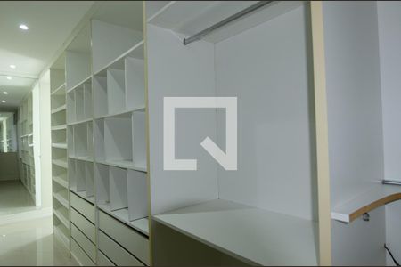 Casa de condomínio à venda com 600m², 6 quartos e 3 vagas Casa de condomínio à venda com 600m², 6 quartos e 3 vagasCloset da suíte 4