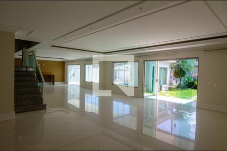 Casa de condomínio à venda com 600m², 6 quartos e 3 vagasSala