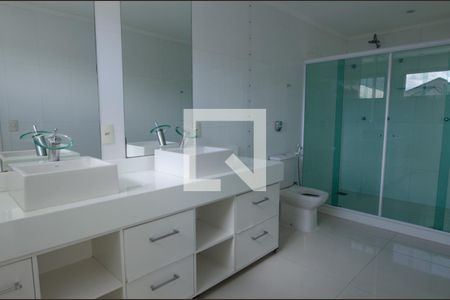 Casa de condomínio à venda com 600m², 6 quartos e 3 vagas Casa de condomínio à venda com 600m², 6 quartos e 3 vagasBanheiro da suíte 4