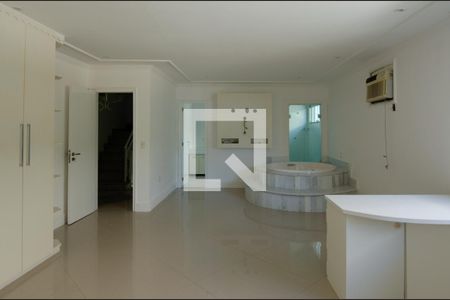 Casa de condomínio à venda com 600m², 6 quartos e 3 vagas Casa de condomínio à venda com 600m², 6 quartos e 3 vagasSuite 3