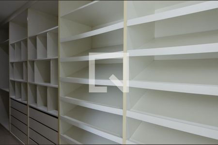 Casa de condomínio à venda com 600m², 6 quartos e 3 vagas Casa de condomínio à venda com 600m², 6 quartos e 3 vagasCloset da suíte 4