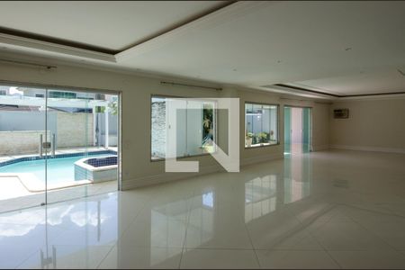 Sala de casa de condomínio à venda com 6 quartos, 600m² em Recreio dos Bandeirantes, Rio de Janeiro