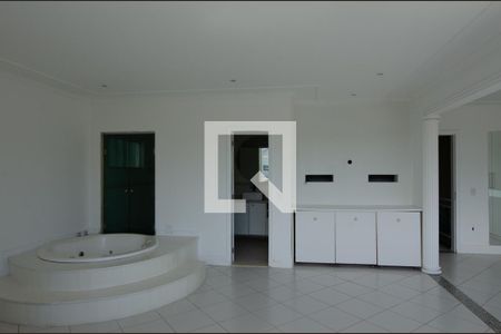 Casa de condomínio à venda com 600m², 6 quartos e 3 vagas Casa de condomínio à venda com 600m², 6 quartos e 3 vagasBanheiro da Suíte 2