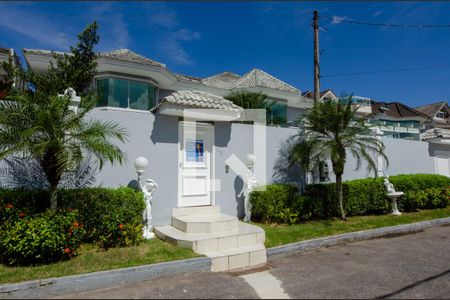 Casa de condomínio à venda com 600m², 6 quartos e 3 vagas Casa de condomínio à venda com 600m², 6 quartos e 3 vagasFachada