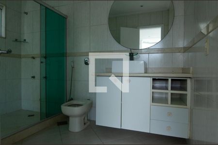 Casa de condomínio à venda com 600m², 6 quartos e 3 vagas Casa de condomínio à venda com 600m², 6 quartos e 3 vagasBanheiro da Suíte 2