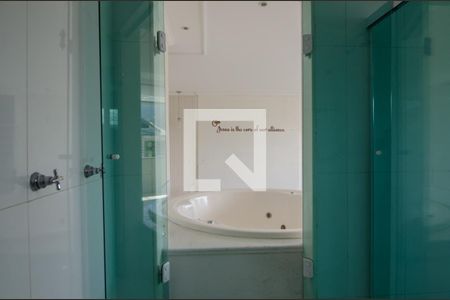 Casa de condomínio à venda com 600m², 6 quartos e 3 vagas Casa de condomínio à venda com 600m², 6 quartos e 3 vagasBanheiro da suíte 4