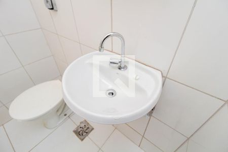 Banheiro de kitnet/studio para alugar com 1 quarto, 22m² em Comércio Local Norte 207, Brasília