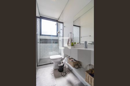 Casa de condomínio à venda com 327m², 4 quartos e 6 vagas Casa de condomínio à venda com 327m², 4 quartos e 6 vagasBanheiro da Suíte 4