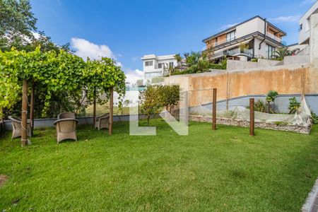 Casa de condomínio à venda com 327m², 4 quartos e 6 vagas Casa de condomínio à venda com 327m², 4 quartos e 6 vagasQuintal