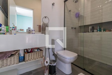 Casa de condomínio à venda com 327m², 4 quartos e 6 vagas Casa de condomínio à venda com 327m², 4 quartos e 6 vagasBanheiro da Suíte 2