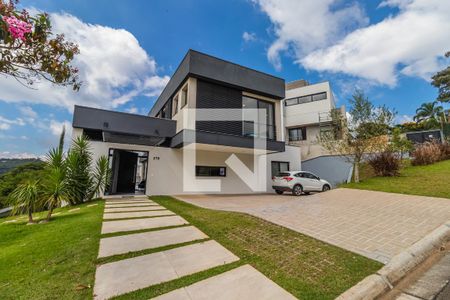 Casa de condomínio à venda com 327m², 4 quartos e 6 vagas Casa de condomínio à venda com 327m², 4 quartos e 6 vagasFachada