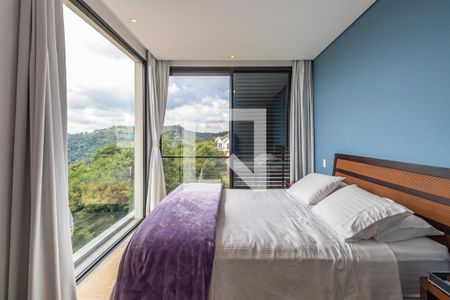 Casa de condomínio à venda com 327m², 4 quartos e 6 vagas Casa de condomínio à venda com 327m², 4 quartos e 6 vagasSuíte 1