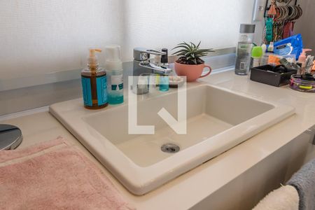 Casa de condomínio à venda com 327m², 4 quartos e 6 vagas Casa de condomínio à venda com 327m², 4 quartos e 6 vagasBanheiro da Suíte 1