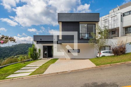 Casa de condomínio à venda com 327m², 4 quartos e 6 vagas Casa de condomínio à venda com 327m², 4 quartos e 6 vagasFachada