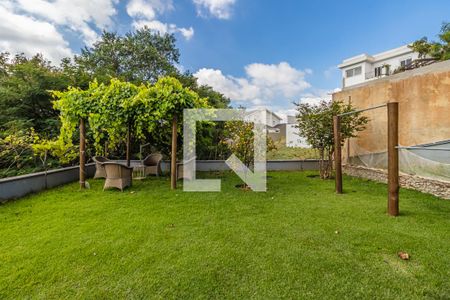 Casa de condomínio à venda com 327m², 4 quartos e 6 vagas Casa de condomínio à venda com 327m², 4 quartos e 6 vagasQuintal