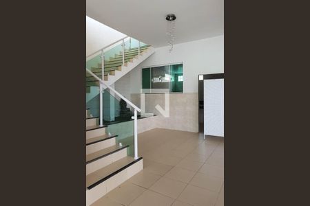 Sala de casa para alugar com 3 quartos, 200m² em Jardim Vinte E Cinco de Agosto, Duque de Caxias