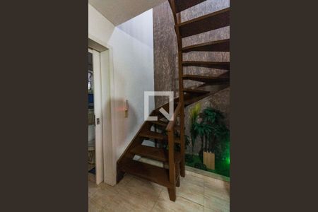 Casa de condomínio à venda com 130m², 3 quartos e 3 vagas Casa de condomínio à venda com 130m², 3 quartos e 3 vagasEscada