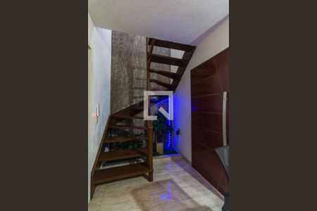 Casa de condomínio à venda com 130m², 3 quartos e 3 vagas Casa de condomínio à venda com 130m², 3 quartos e 3 vagasEscada