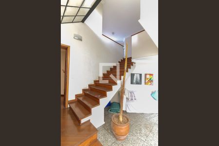 Escada de apartamento para alugar com 2 quartos, 215m² em Vila Suzana, São Paulo