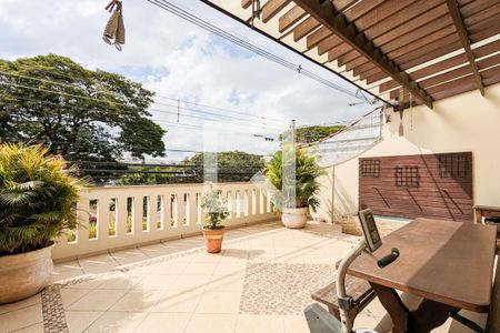Casa à venda com 190m², 5 quartos e 3 vagas Casa à venda com 190m², 5 quartos e 3 vagasVaranda