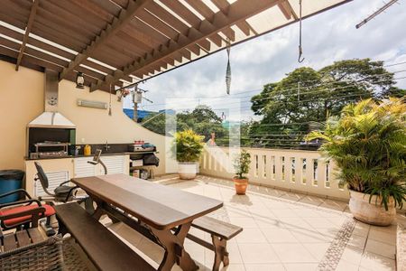 Casa à venda com 190m², 5 quartos e 3 vagas Casa à venda com 190m², 5 quartos e 3 vagasVaranda