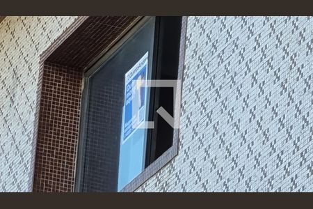 Apartamento para alugar com 100m², 2 quartos e sem vaga Apartamento para alugar com 100m², 2 quartos e sem vagaPlaquinha instalada na janela do imóvel