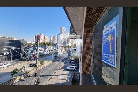 Apartamento para alugar com 100m², 2 quartos e sem vaga Apartamento para alugar com 100m², 2 quartos e sem vagaPlaquinha instalada na janela do imóvel