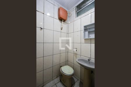 Banheiro de casa para alugar com 1 quarto, 25m² em Vila Romero, São Paulo