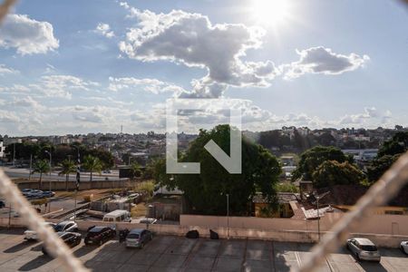 Vista da sala  de apartamento para alugar com 3 quartos, 75m² em Planalto, Belo Horizonte