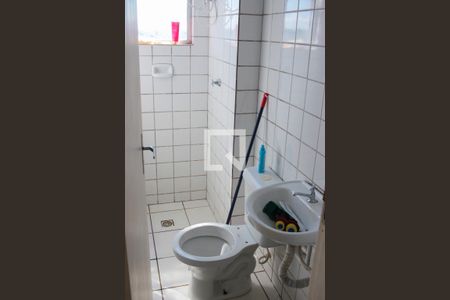 Banheiro de apartamento à venda com 3 quartos, 49m² em Estância do Hibisco, Contagem