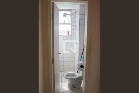 Banheiro de apartamento à venda com 3 quartos, 49m² em Estância do Hibisco, Contagem