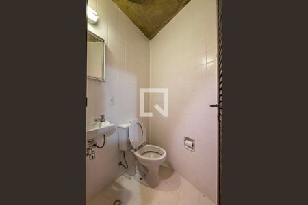 Casa à venda com 420m², 4 quartos e 4 vagas Casa à venda com 420m², 4 quartos e 4 vagasQuintal - Banheiro