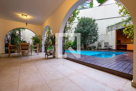 Casa à venda com 420m², 4 quartos e 4 vagas Casa à venda com 420m², 4 quartos e 4 vagasQuintal