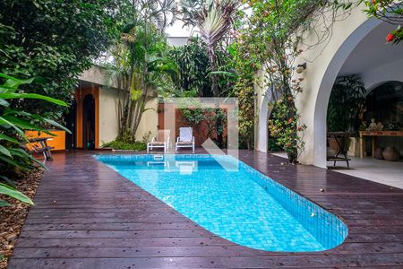 Casa à venda com 420m², 4 quartos e 4 vagas Casa à venda com 420m², 4 quartos e 4 vagasQuintal