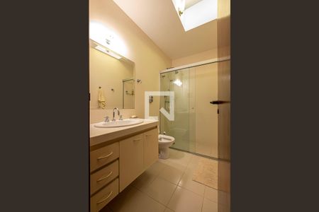 Casa à venda com 420m², 4 quartos e 4 vagas Casa à venda com 420m², 4 quartos e 4 vagasSuíte 4 - Banheiro