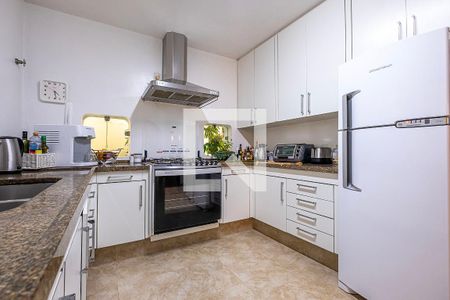 Casa à venda com 420m², 4 quartos e 4 vagas Casa à venda com 420m², 4 quartos e 4 vagasCozinha