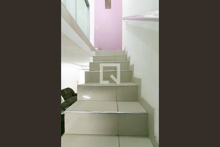 Escada  de casa à venda com 3 quartos, 120m² em Jardim Itapemirim, São Paulo