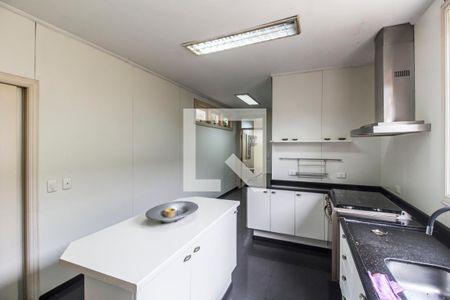 Casa de condomínio à venda com 750m², 5 quartos e 8 vagas Casa de condomínio à venda com 750m², 5 quartos e 8 vagasCozinha