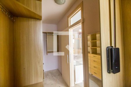 Casa de condomínio à venda com 750m², 5 quartos e 8 vagas Casa de condomínio à venda com 750m², 5 quartos e 8 vagasCloset da suíte 3