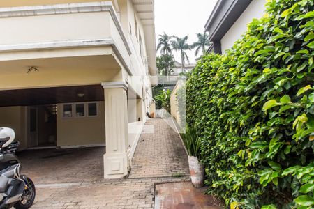 Casa de condomínio à venda com 750m², 5 quartos e 8 vagas Casa de condomínio à venda com 750m², 5 quartos e 8 vagasGaragem